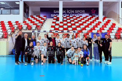 Bursa Büyükşehirli kadın henbolcular zirvede tek başına