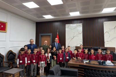 GÖNEN KAYMAKAM’I İLKOKUL ÖĞRENCİLERİYLE BULUŞTU