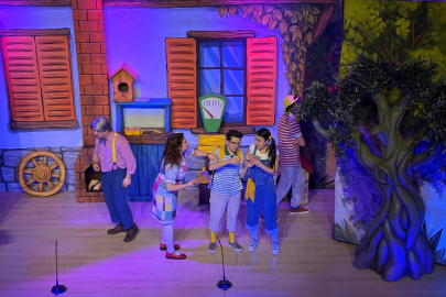 BANDIRMALI ÇOCUKLAR TİYATRO GÖSTERİSİNDE BULUŞTU