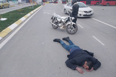 YOL ORTASINDA BAYGIN BULUNAN GENÇ HASTANEYE KALDIRILDI