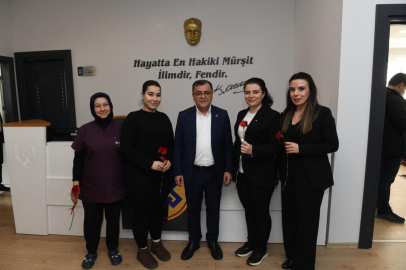 ALTIEYLÜL’DE KADIN EMEĞİNE KARANFİLLİ KUTLAMA