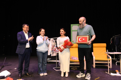 ALTIEYLÜL’DE TİYATRO DOLU GECE