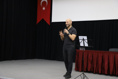 GÖNEN’DE KAHRAMAN TAZEOĞLU EDEBİYATSEVERLERLE BULUŞTU