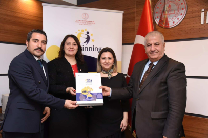 BALIKESİR'DE 10 OKULA ETWİNNİNG OKUL ETİKETİ BELGESİ