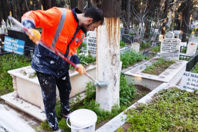 EDREMİT’TE MEZARLIK VE ŞEHİTLİKLERDE BAYRAMA HAZIRLIK