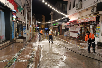 AYVALIK BELEDİYESİ’NDEN BAYRAM ÖNCESİ TEMİZLİK SEFERBERLİĞİ