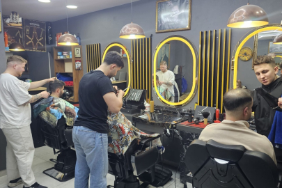 BAYRAM ÖNCESİ BERBERLERDE GECE MESAİSİ