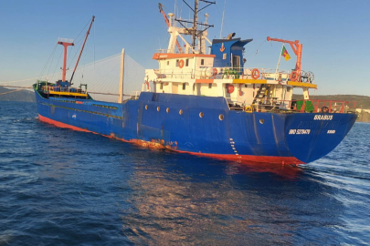 FIRTINA GEMİYİ KAYALIKLARA SÜRÜKLEDİ