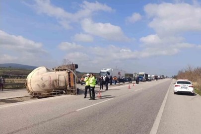 GÖNEN’DE TIR DEVRİLDİ: 1 YARALI