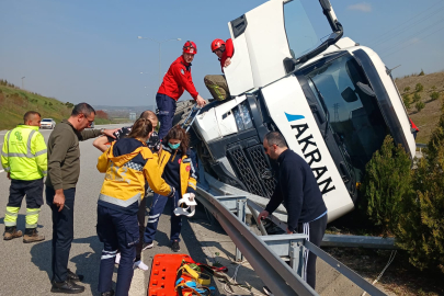 İSTANBUL-İZMİR OTOYOLU’NDA KAZA, SÜRÜCÜ ARAÇTA MAHSUR KALDI