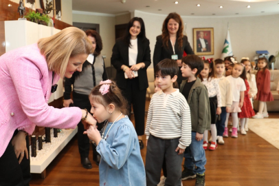 İzmitli miniklerden Fatma Başkan’a bayram sürprizi