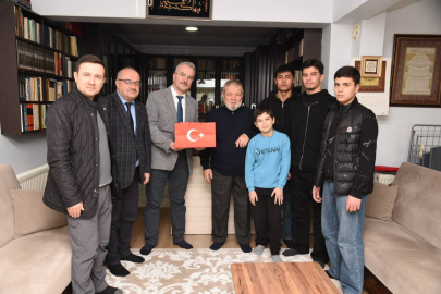 BALIKESİR’DE ÖĞRENCİLERDEN EMEKLİ ÖĞRETMENE VEFA ZİYARETİ