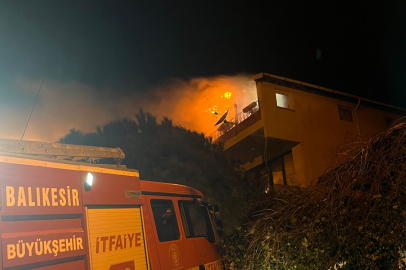 ERDEK’TE ÇATI YANGINI KORKUTTU