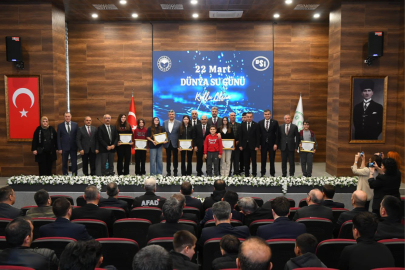 BANDIRMALI ÖĞRENCİ ÖDÜLÜNÜ VALİ USTAOĞLU'NUN ELİNDEN ALDI