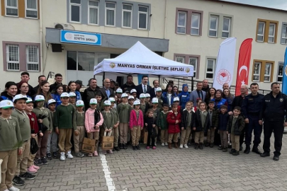 MANYAS’TA ÖĞRENCİLERE FİDAN DAĞITIMI YAPILDI