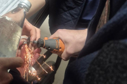 PARMAĞINA SIKIŞAN YÜZÜK İTFAİYE TARAFINDAN KESİLDİ