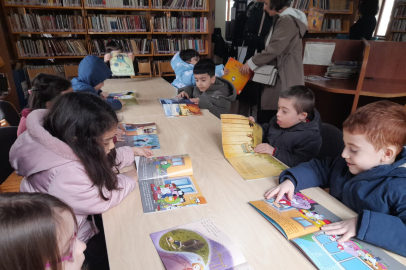 BANDIRMALI MİNİK ÖĞRENCİLER KİTAPLARLA BULUŞTU