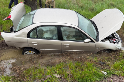 GÖNEN-MANYAS YOLUNDA KAZA: 3 KİŞİ YARALANDI