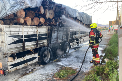 EDREMİT’TE TOMRUK YÜKLÜ TIRDA YANGIN PANİĞİ
