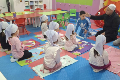 MİNİKLERE NAMAZ EĞİTİMİ UYGULAMALI ANLATILDI