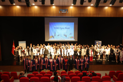 FİZYOTERAPİ ÖĞRENCİLERİ BEYAZ ÖNLÜKLERİNİ GİYDİ