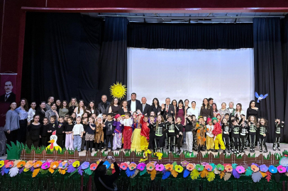 MİNİKLERİN İNGİLİZCE TİYATRO GÖSTERİSİ TAM NOT ALDI