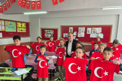 MANYAS’TA 23 NİSAN ÖNCESİ ÖĞRENCİLERE BAYRAM HEDİYESİ