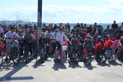 GÜLEN ÇOCUKLAR BİSİKLET TURU BANDIRMA SAHİLİNİ RENKLENDİRDİ