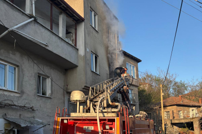 İVRİNDİ’DE 3 KATLI BİNADA YANGIN PANİĞİ