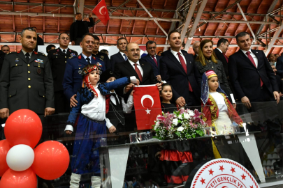 BALIKESİR’DE 23 NİSAN COŞKUSU RENKLİ GÖSTERİLERLE KUTLANDI