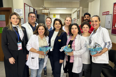 İzmit Belediyesi'nden ebelere anlamlı ziyaret