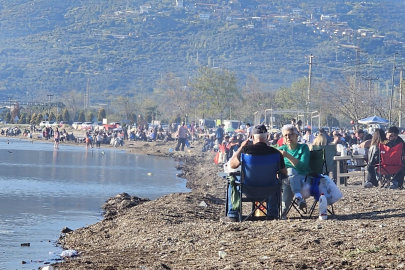 SICAK HAVAYI FIRSAT BİLEN VATANDAŞLAR SAHİLLERE AKIN ETTİ