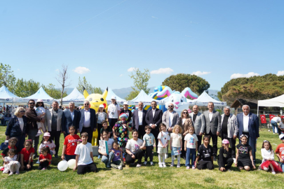 EDREMİT’TE GÖKYÜZÜ UÇURTMALARLA RENKLENDİ