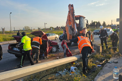 KONTROLDEN ÇIKAN OTOMOBİL DİREĞE ÇARPTI