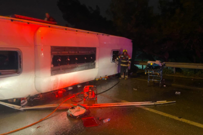 YOLCU OTOBÜSÜ DEVRİLDİ: 3 ÖLÜ, 26 YARALI