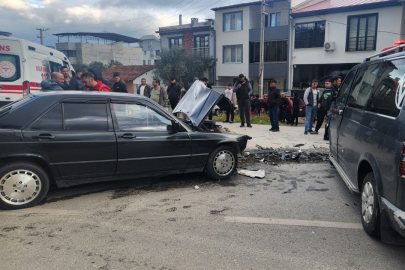 EDREMİT’TE KAVŞAKTA KAZA