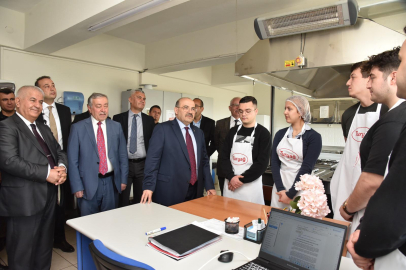 VALİ USTAOĞLU’NDAN KARESİ MESLEKİ EĞİTİM MERKEZİ’NE ZİYARET