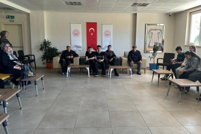 ORTAOKUL ÖĞRENCİLERİ, HUZUREVİ SAKİNLERİYLE BULUŞTU