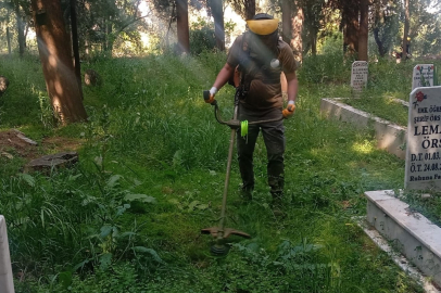 EDREMİT’TE BAYRAM ÖNCESİ MEZARLIKLARA BAKIM ÇALIŞMASI