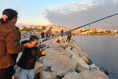 VATANDAŞLAR BALIK TUTUP GÜZEL HAVAYI DEĞERLENDİRDİ