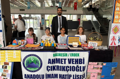 ÖĞRENCİLER YABANCI DİL YETENEKLERİNİ SAHNEDE SERGİLEDİ