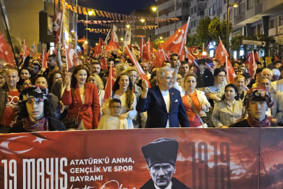 GENÇLİK BANDIRMA’DA CUMHURİYET İÇİN YÜRÜDÜ
