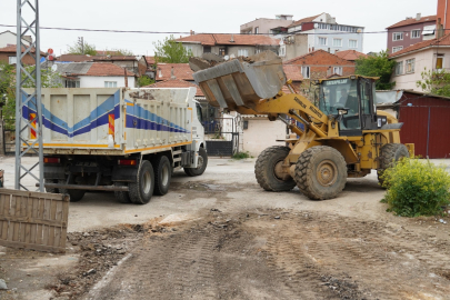 SUSURLUK'TA ÇİM SERME ÇALIŞMALARI SÜRÜYOR