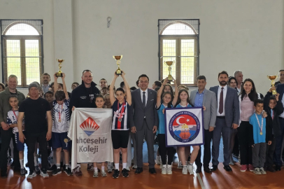 MİNİKLER GELENEKSEL OYUNLARDA KIYASIYA YARIŞTI