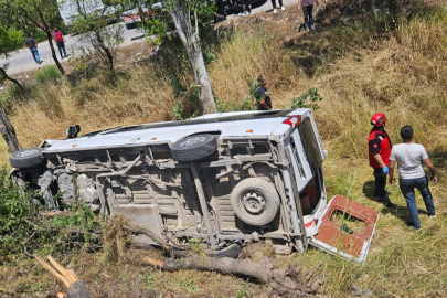 BALIKESİR’DE MİNİBÜS İLE OTOMOBİL ÇARPIŞTI: 13 KİŞİ YARALANDI