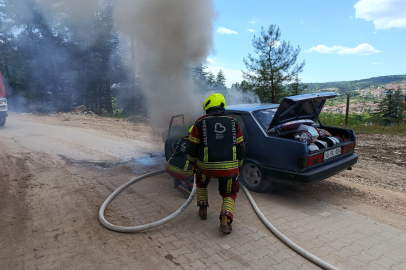 DURSUNBEY'DE SEYİR HALİNDEKİ OTOMOBİLDE YANGIN