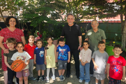 OKUL BAHÇESİ EMEKLİ ÖĞRETMENİN GÜLLERİYLE RENKLENDİ