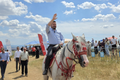 AK PARTİ YÖNETİMİ ATLI SAVAŞ SANATLARI GÖSTERİLERİNE KATILDI