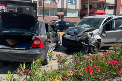 BALIKESİR’DE İKİ OTOMOBİL ÇARPIŞTI: 3 KİŞİ YARALANDI