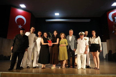 EDREMİT’TE “GEMİLERDE TALİM VAR” OYUNU ALKIŞ TOPLADI